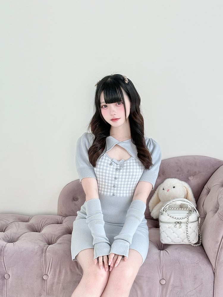 Kleid mit kariertem Cut-Out-Ausschnitt aus Kei Jirai-Strick in hellem Twist-Blau