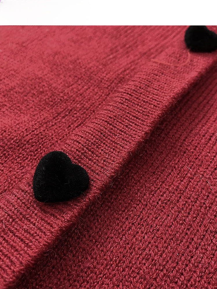 ワインレッドのオフショルダーネックラインニットセーター