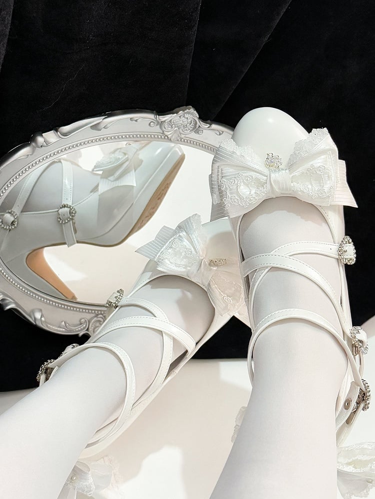 Hohes, überkreuztes Herz-Top in Weiß mit Schleifenschnallen-Absatzdesign