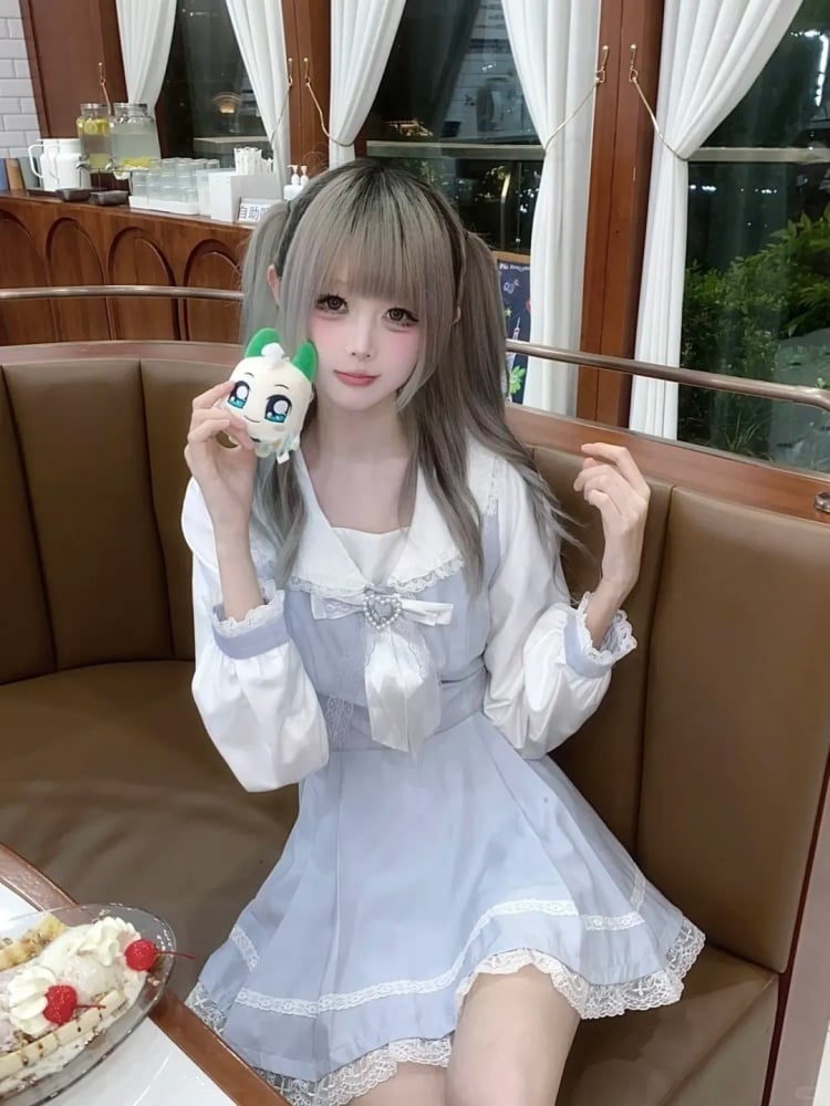 うさぎの耳のデザイン、セーラーカラーのドレス、フリルトリム、ショートパンツ、蝶ネクタイ