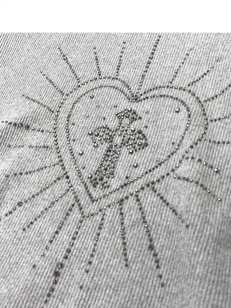 Hellgraues Stricktop mit hohem Halsausschnitt und herzförmigen Strasssteinen