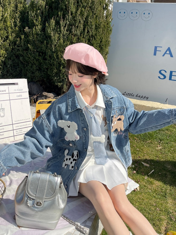 キティの青いネクタイとボーンパピーのアップリケがあしらわれた白いゆったりシャツ