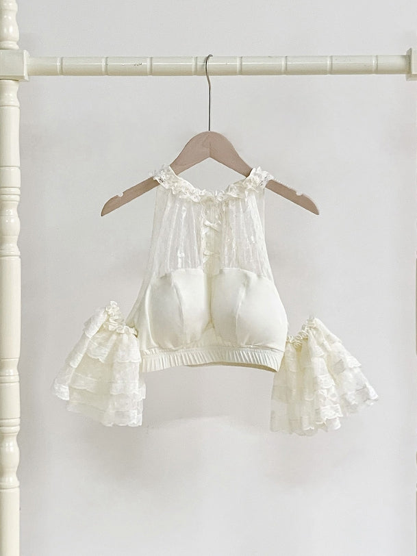 取り外し可能なネックライン、ベージュのフラッタースリーブ、レースのクロップド丈ホルターネックトップ