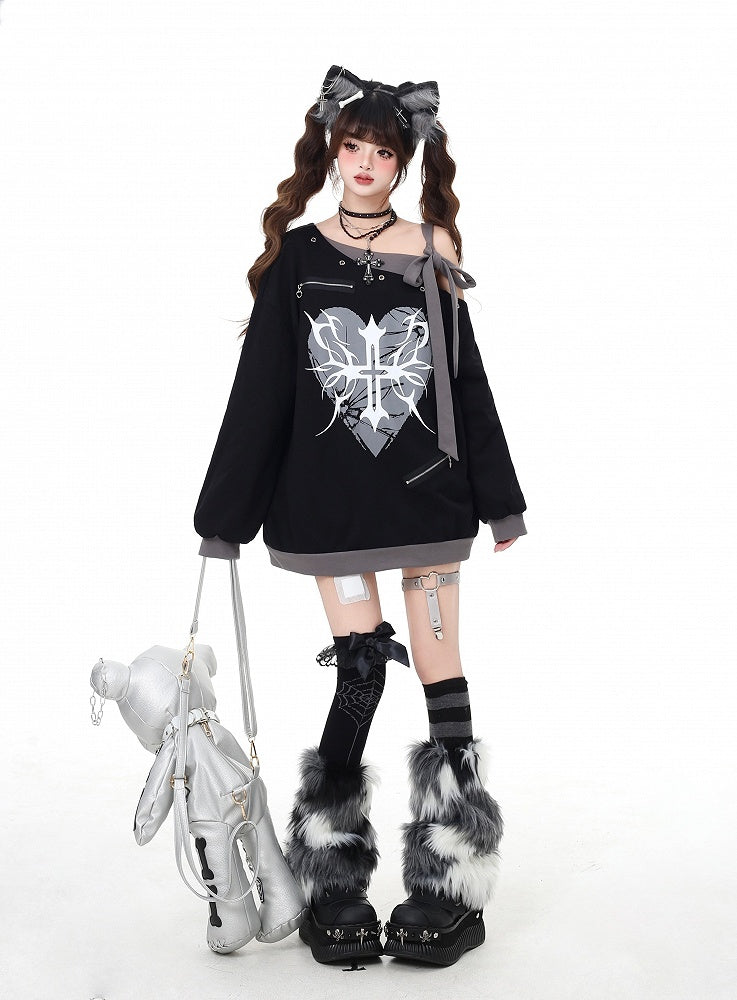 ブラックのアシンメトリーネックライン、セルフタイストラップ、ハート&クロスプリントスウェットシャツ