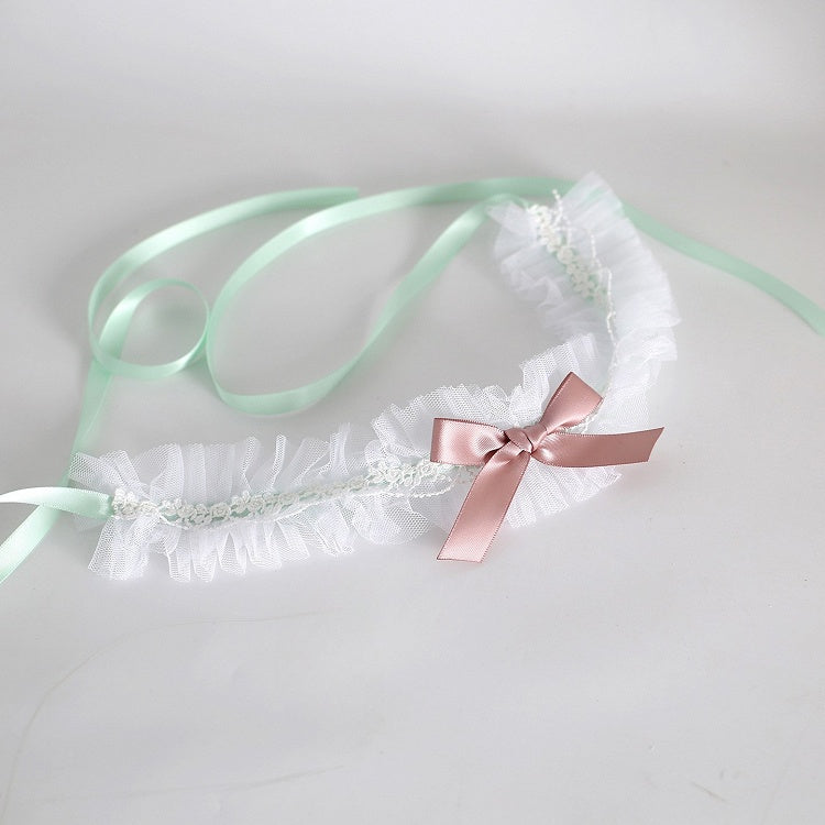 Rosa mit Schleife, weißer Choker