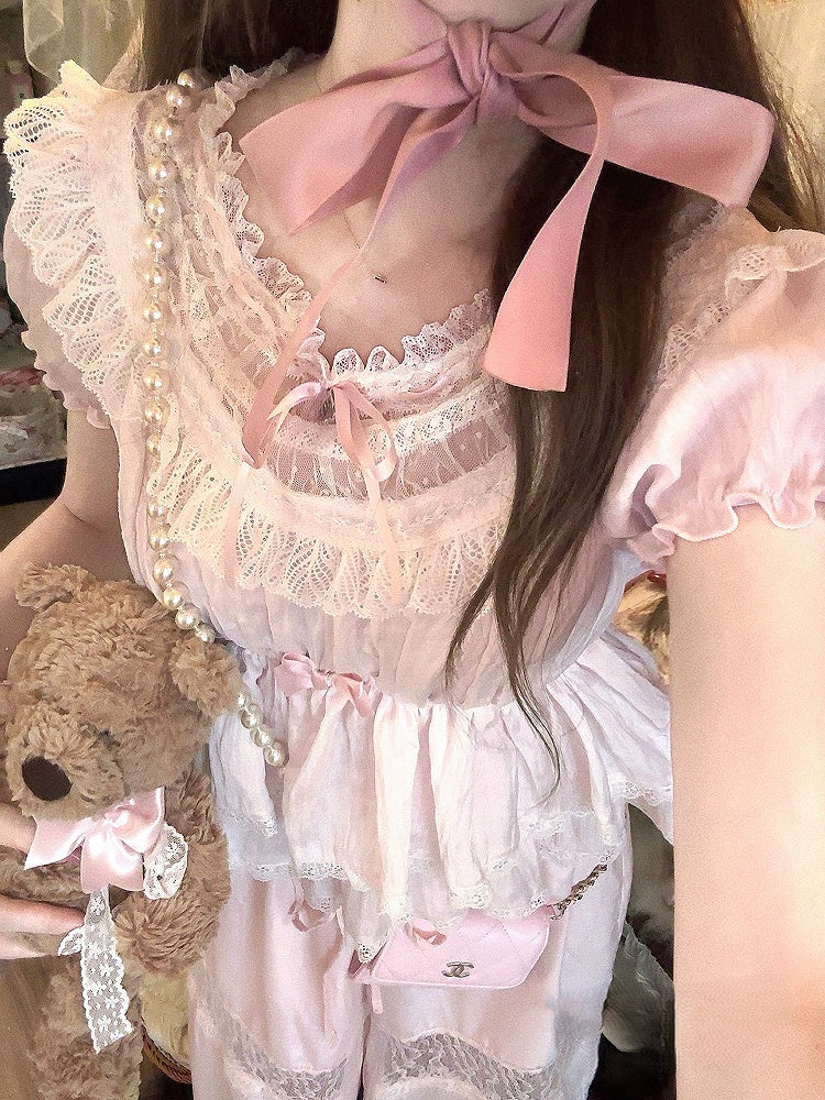 Spitzenbesatz am Saum mit Schößchenoberteil und rosa Puffärmeln