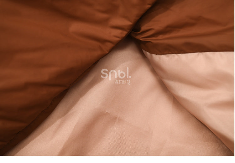 Braune Daunenjacke mit Kapuze im Patchwork-Design