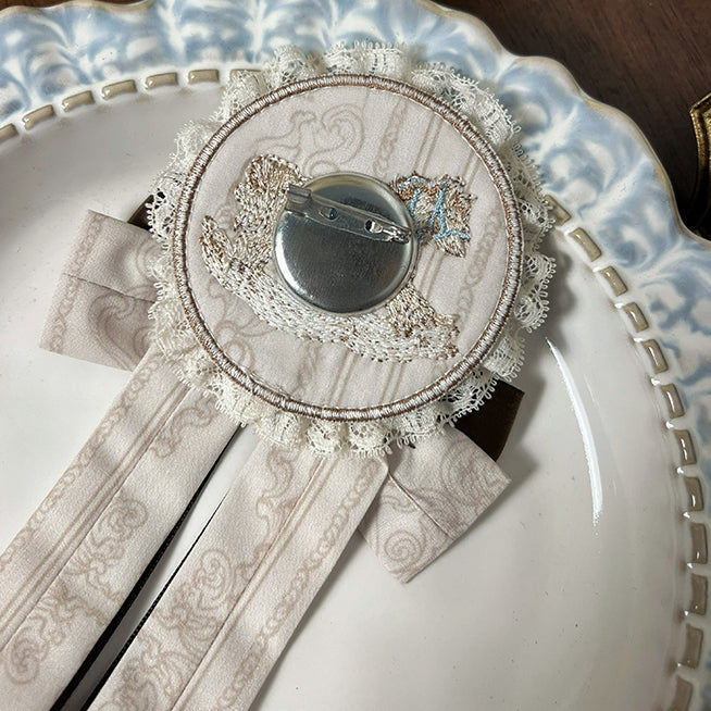 ブルー/ブラウンの蝶結びロッキングホース刺繍バッジ