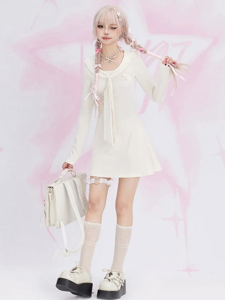 Aprikosenfarbenes Strickkleid mit Matrosenkragen und hoher Taille