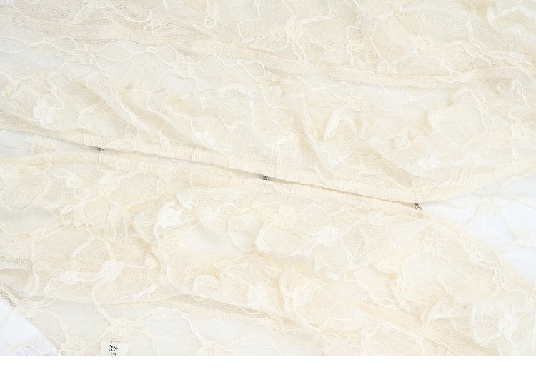 ベージュのカスケーディングフリルトリムレーストップス