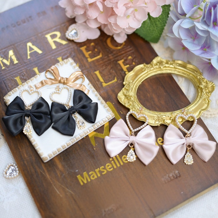 Jirai Kei – Ohrclips mit Herz-Schleife und Perlenanhänger in Schwarz/Pink