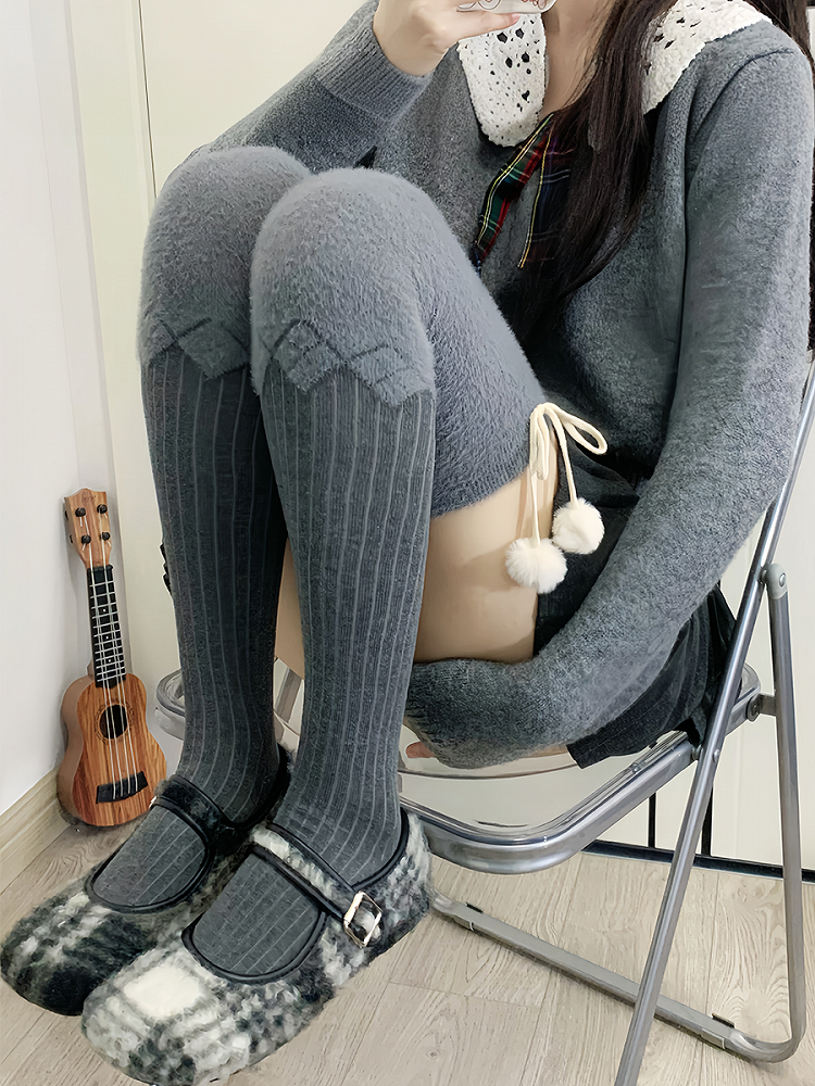 Milchweiß/Hellkaffee/Grau/Schwarz Plüsch Overknee Strümpfe mit Pompons