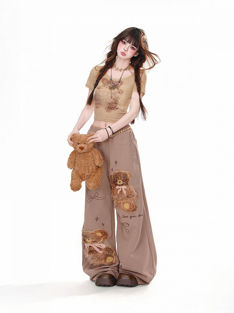 ワイドレッグパンツのディテール、ゆったりとしたテディベアの蝶結び、ブラウンのプラッシュ