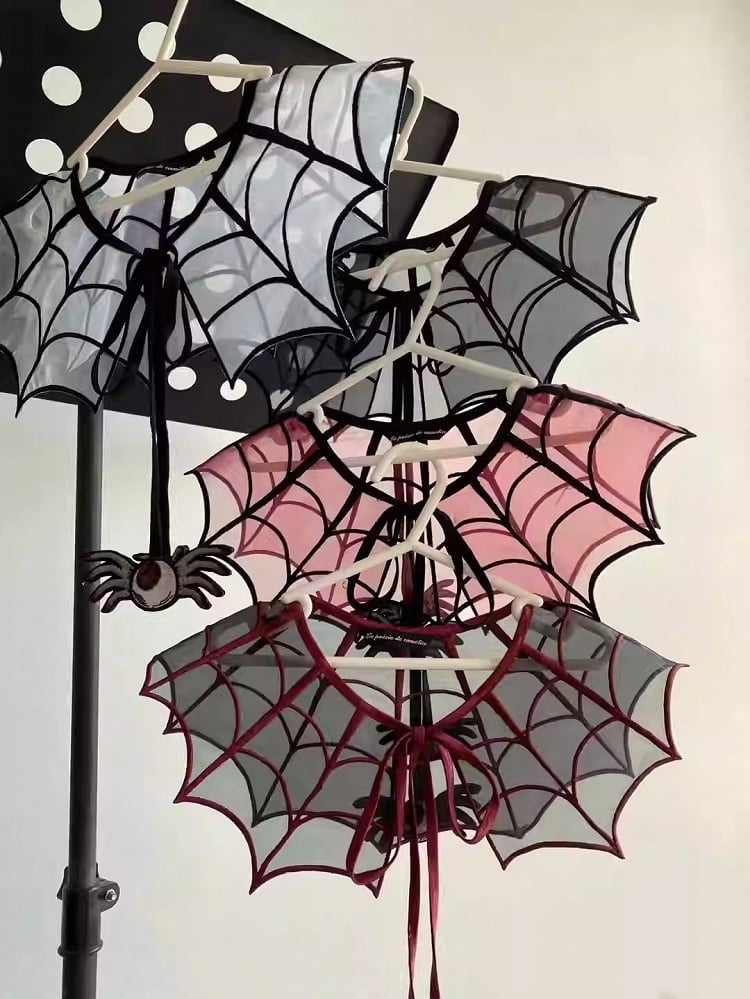 Abnehmbare Brosche mit roter Spinnennetz-Stickerei und Motten-Schmetterling mit falschem Kragen aus schwarzem Organza