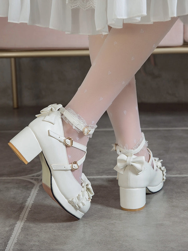 Blockabsätze mit Charm-Stern und Herz, weiße Zierschnallen, Lolita-Rüschen, Oberteil mit mittlerer Schleife