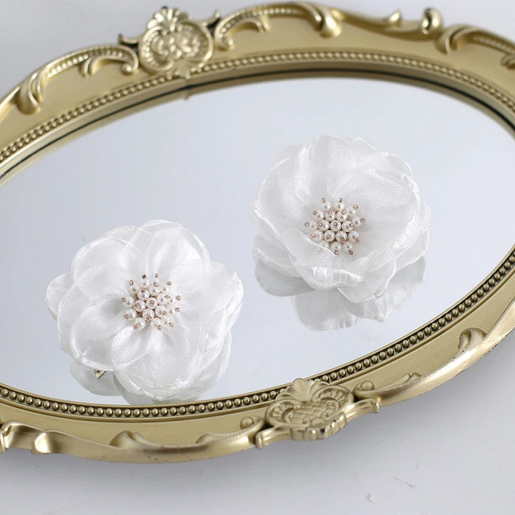 Center Flower Satin White Accents Clips with Hair Pearl