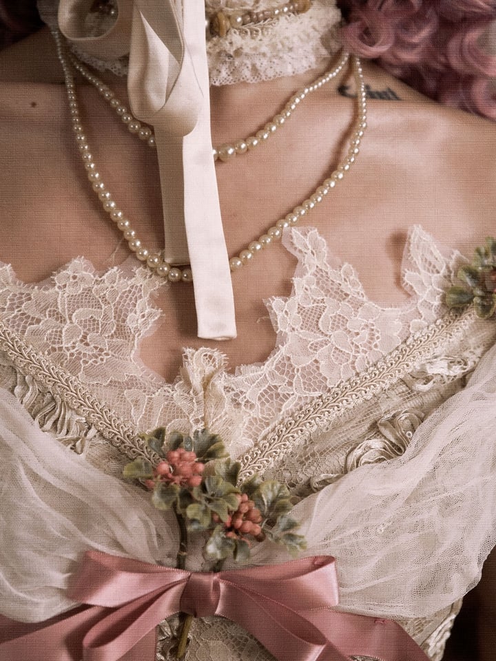 パフスリーブとエドワード朝のヴィンテージトップ、オフショルダーネックライン