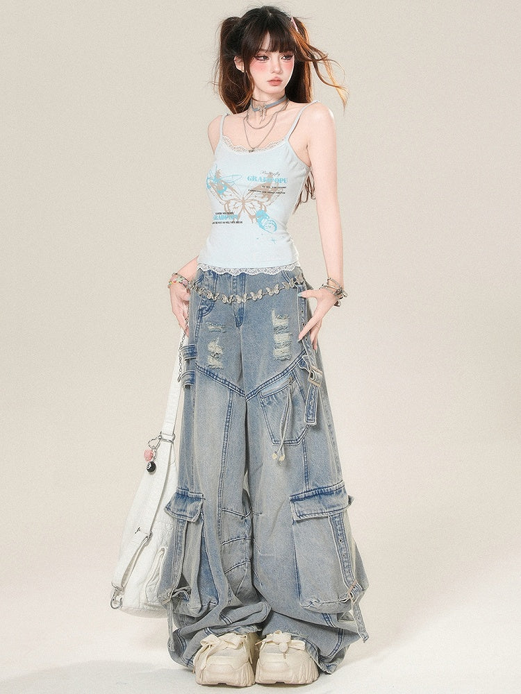 Glamorous – Camisole-Top mit Schmetterlings-Spitzenbesatz und Buchstaben-Print in Blau