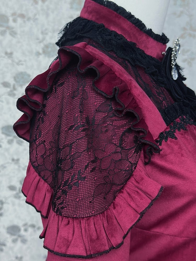 Weinrotes Jirai Kei-Set, Samtkleid im Landminenstil mit kontrastierenden Spitzenaufnähern + Fliege + Shorts mit Rüschenbündchen