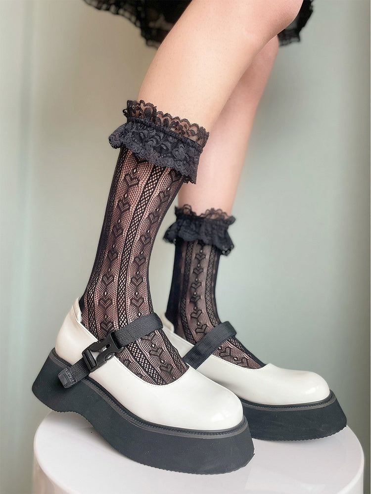 Schwarze Lolita-Wadensocken mit Rüschen und Spitzenbündchen und Herzmuster