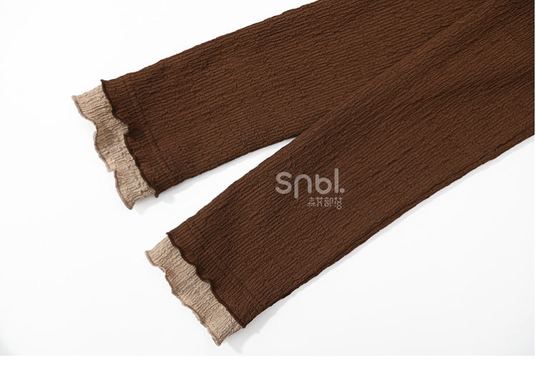 Braunes Oberteil mit Rüschenausschnitt und langen Ärmeln und Rüschensaum