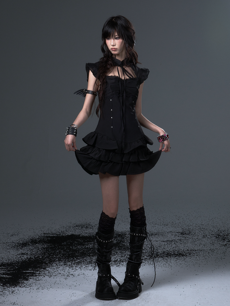 Schwarzes Gothic-Punk-A-Linien-Puffkleid mit Spitzen-Metallnieten