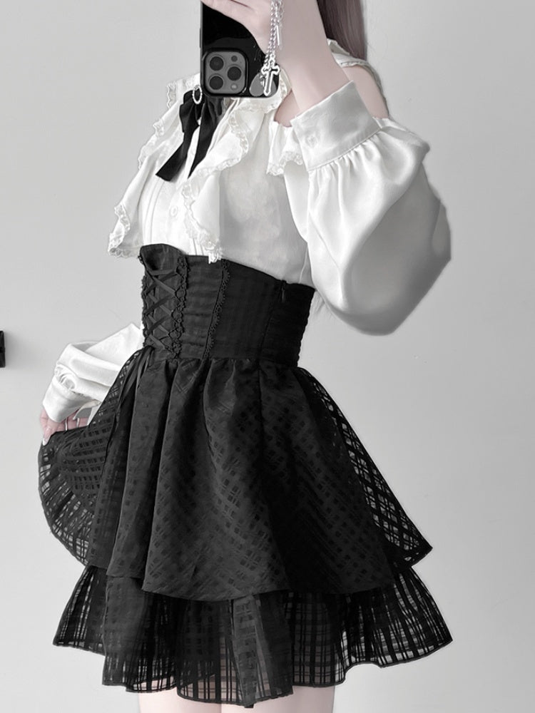 Jirai Kei-Set – Weiße Bluse mit Rüschenausschnitt und ausgeschnittenen Schultern + schwarzer Stufenrock mit Schnürung + große Schleife