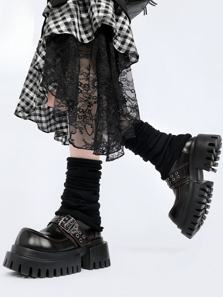 Schnalle, kräftige Absätze, Rock-Punk mit Akzenten, klobige Sohle – Plateau