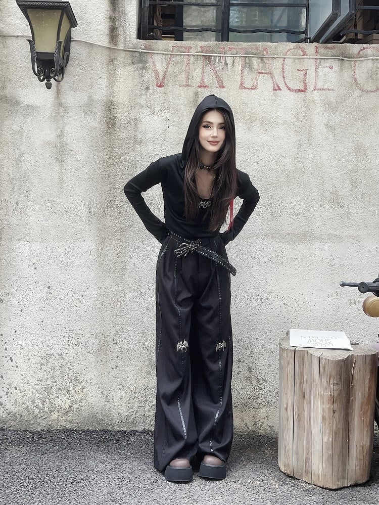 Bodenlange schwarze Hose mit weitem Bein und Drachen-Motiv