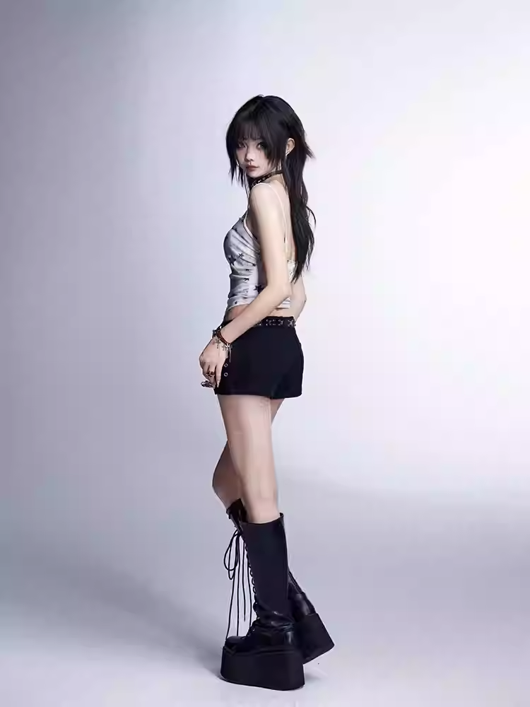 Glamorous – Kurzes Cami-Top mit weißem Bindeband und Dye-Sternenprint