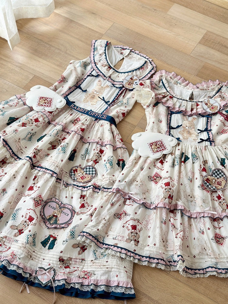 Weiße wolkenförmige Brosche mit Hasenstickerei