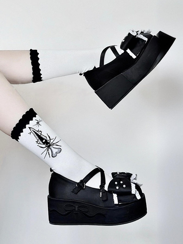 Lolita-Socken mit gepunktetem Schwert und schwarzem Muster und Spinnenmuster