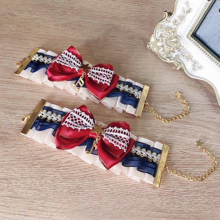 Rot-Blaue Schneewittchen-Vibes-Handgelenkmanschetten mit Schleife und Rüschenbesatz