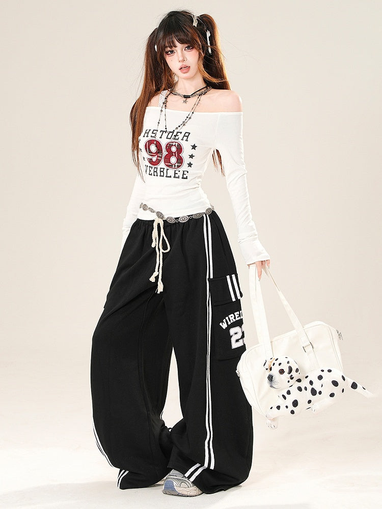 数字をあしらったブラックワイドレッグパンツ、ポケット付きレターカーゴカットプリント、ほろ苦い