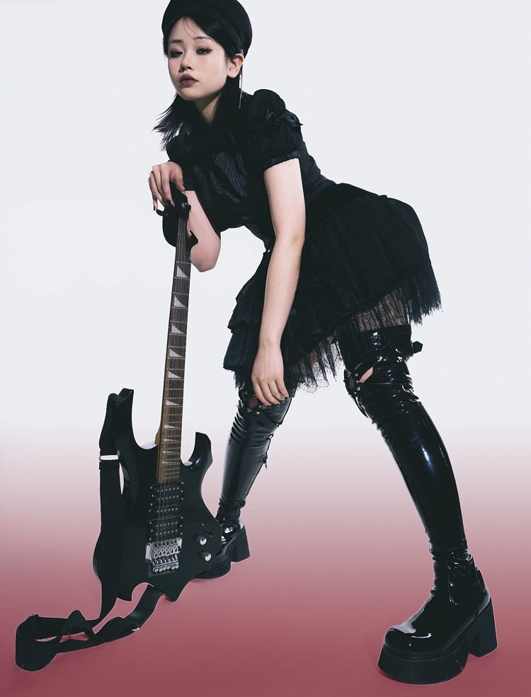 光沢のあるブラックのハート型カットアウトディテールゴシックサイハイブーツ