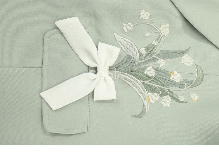 Blazer mit Blumenstickerei und grünen herzförmigen Knöpfen