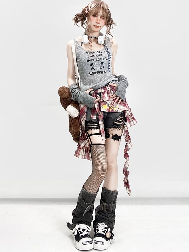 Design Distressed Bittersweet Y2K Rote Löcher + Bein-Accessoire-Stulpen Schwarze karierte Shorts