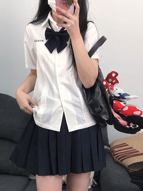 プレッピーなショート丈ディテールのホワイトプリーツバージョンスタイルスリーブカラーシャツ