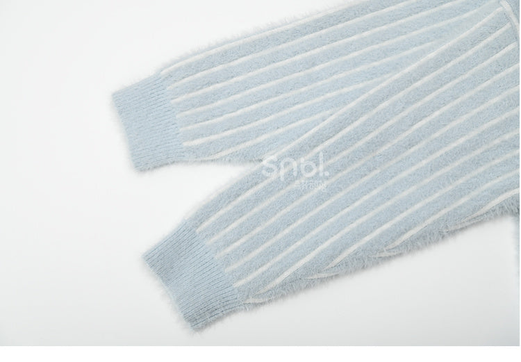 Süßer, kleiner Plüschbär, verziert mit blau gestreiften, lockeren Cardigan