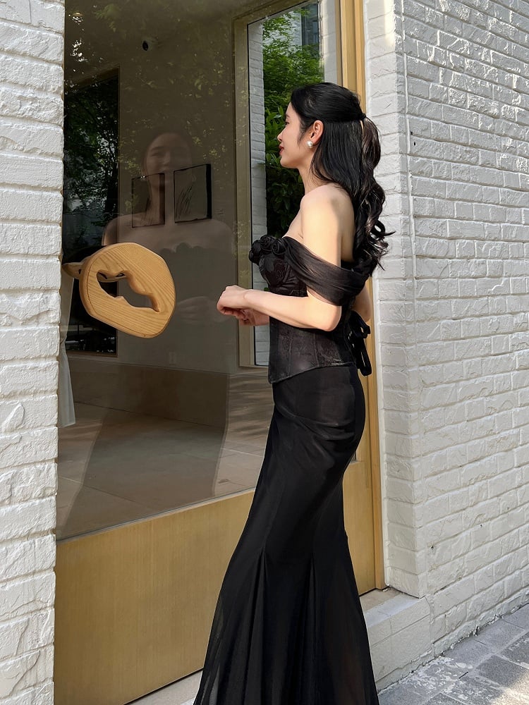 ブラックローズ装飾のオフショルダーネックラインボーンコルセットトップ