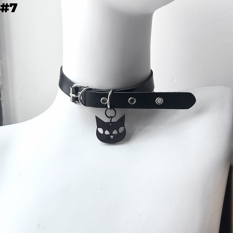 Schwarzes Halsband mit Schnalle und Anhänger aus Knochen/Glocke/Katzenpfote