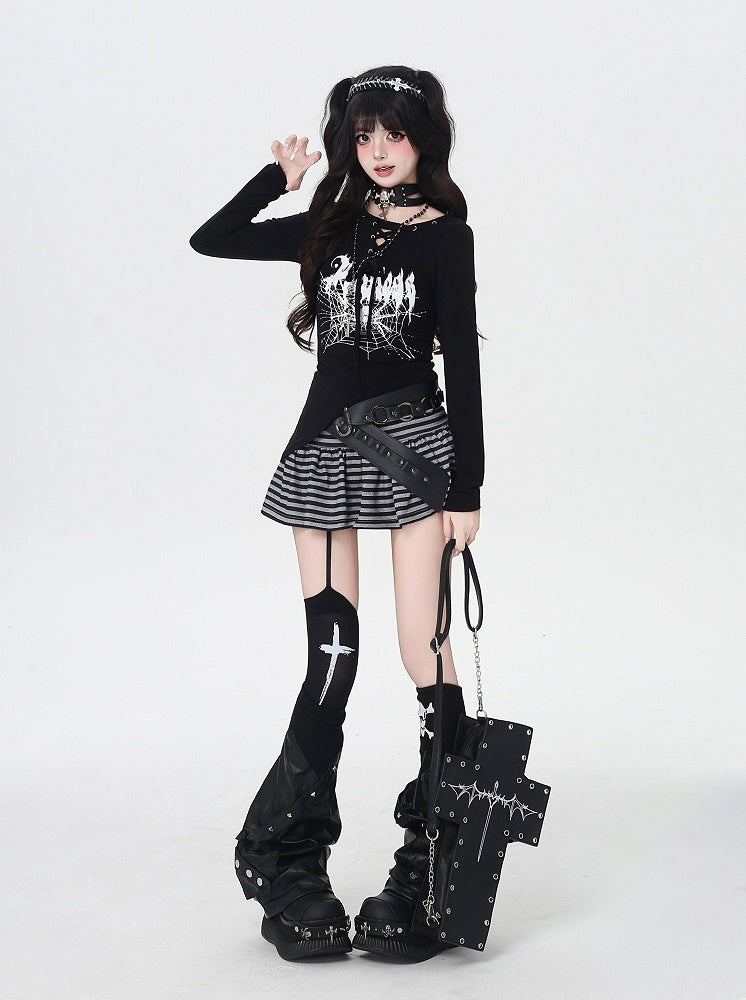 Schwarzes Top mit Spinnennetz-Print, Schnürausschnitt und asymmetrischem Saum