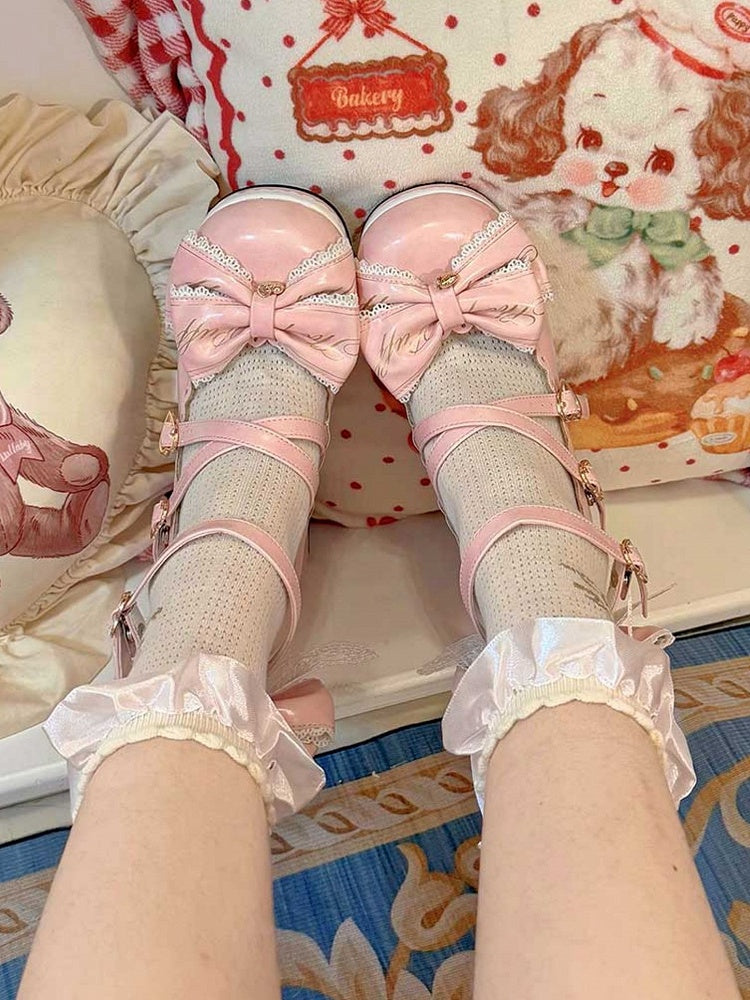 Blockschleife, überkreuzte High Heels, Schnallen am abnehmbaren rosa Oberteil mit Herzdesign