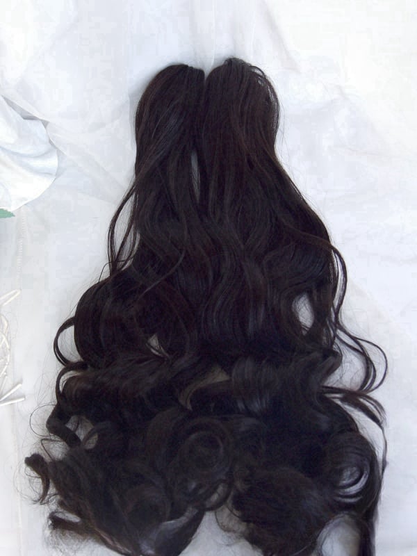 Schwarze Perücke im kurzen Bob-Schnitt mit vollem Pony + doppelt gelocktem Pferdeschwanz und Krallenclips