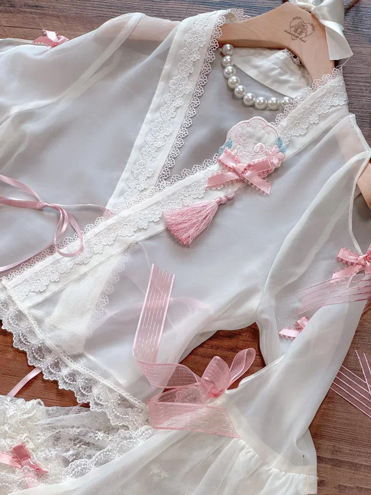 Rosafarbene Brosche mit Blumenstickerei und Quaste