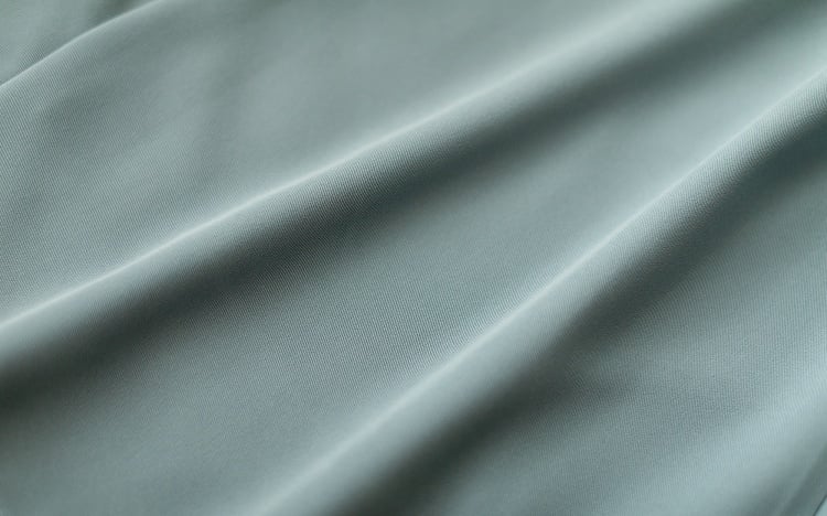 ボーバトンのユニフォーム風ダスティブルーのエレガントなヴィンテージフロントボタンプラケットワンピース(取り外し可能なケープ付き)