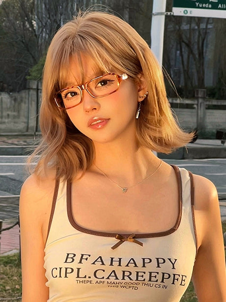 Kurze, luftlange, blonde, gewellte Perücke mit 32 cm Pony