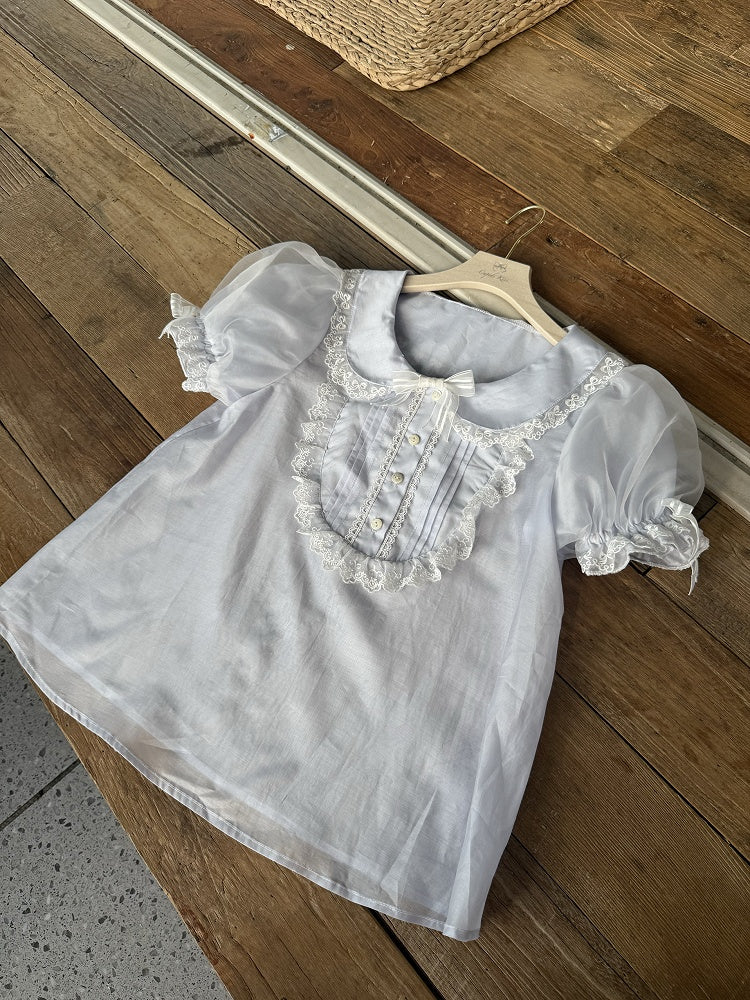 Blaue Bluse mit Puffärmeln und Peter-Pan-Kragen