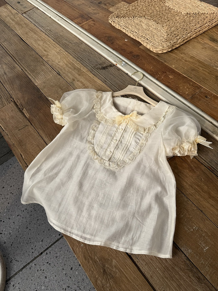 Beige Bluse mit Puffärmeln und Peter-Pan-Kragen