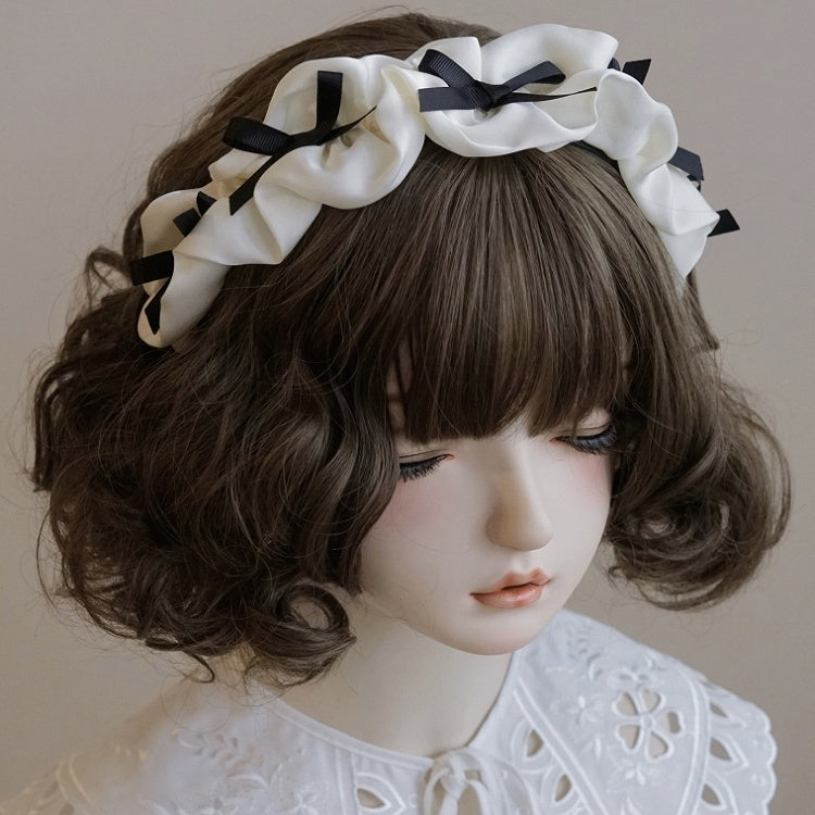 ホワイトフリルKCトリムブラックリボン付き